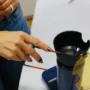Ajustement d’une monture de lunettes chez Bernaerts Optique à Diekirch