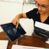 Julie Bernaerts conseille une personne dans le choix de ses lunettes chez Bernaerts Optique à Diekirch