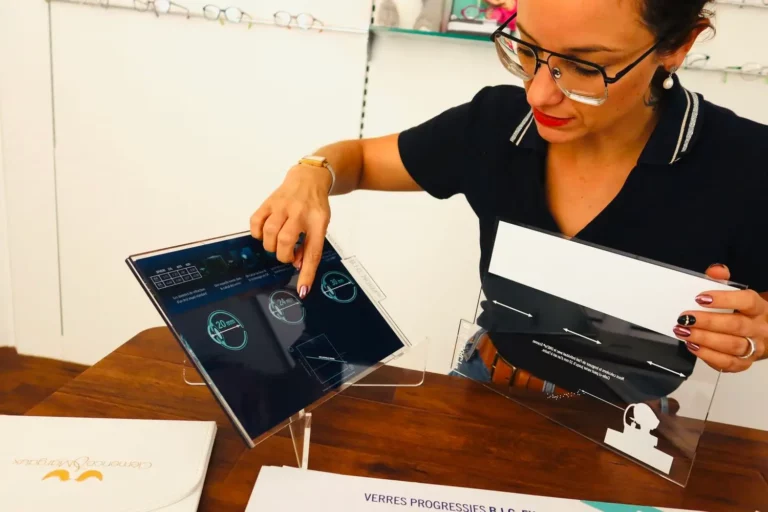 Julie Bernaerts conseille une personne dans le choix de ses lunettes chez Bernaerts Optique à Diekirch