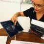 Julie Bernaerts conseille une personne dans le choix de ses lunettes chez Bernaerts Optique à Diekirch