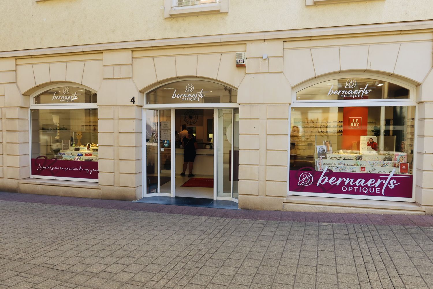Façade et entrée du magasin Bernaerts Optique à Diekirch