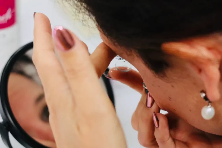 Lentilles de contact et leur étui chez Bernaerts Optique à Diekirch