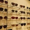 Montures de lunettes de soleil exposées dans le magasin Bernaerts Optique