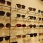 Montures de lunettes de soleil exposées dans le magasin Bernaerts Optique